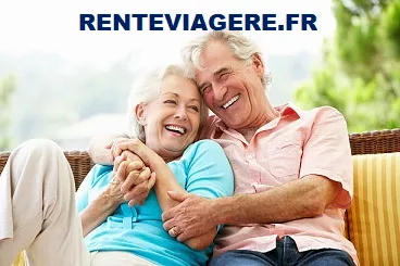 Couple de retraités devant leur maison vendue en viager occupé
